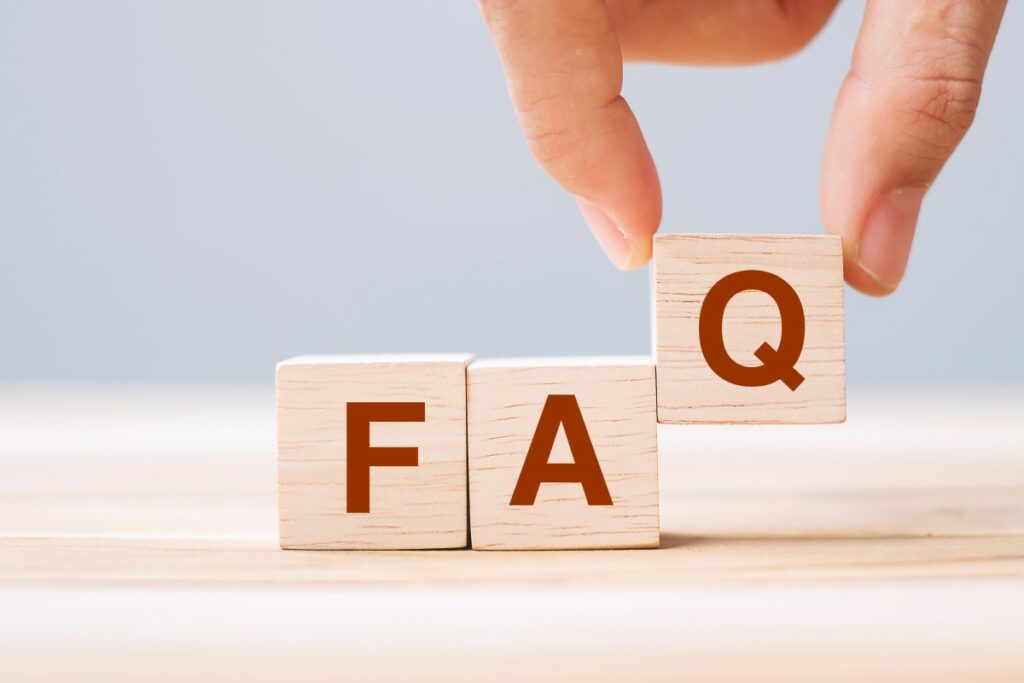 FAQ in roten Buchstaben auf Holzwürfeln