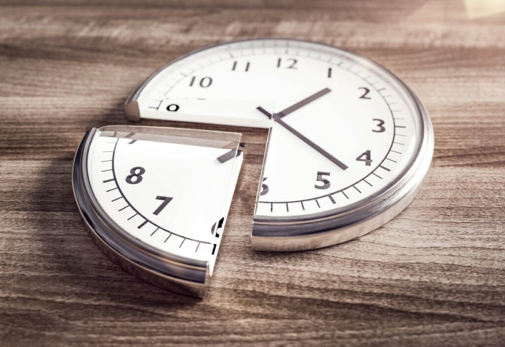 Silberne Uhr mit weißem Zuffernblatt - unteres linkes Viertel der Uhr ist herausgebrochen - Teilzeit