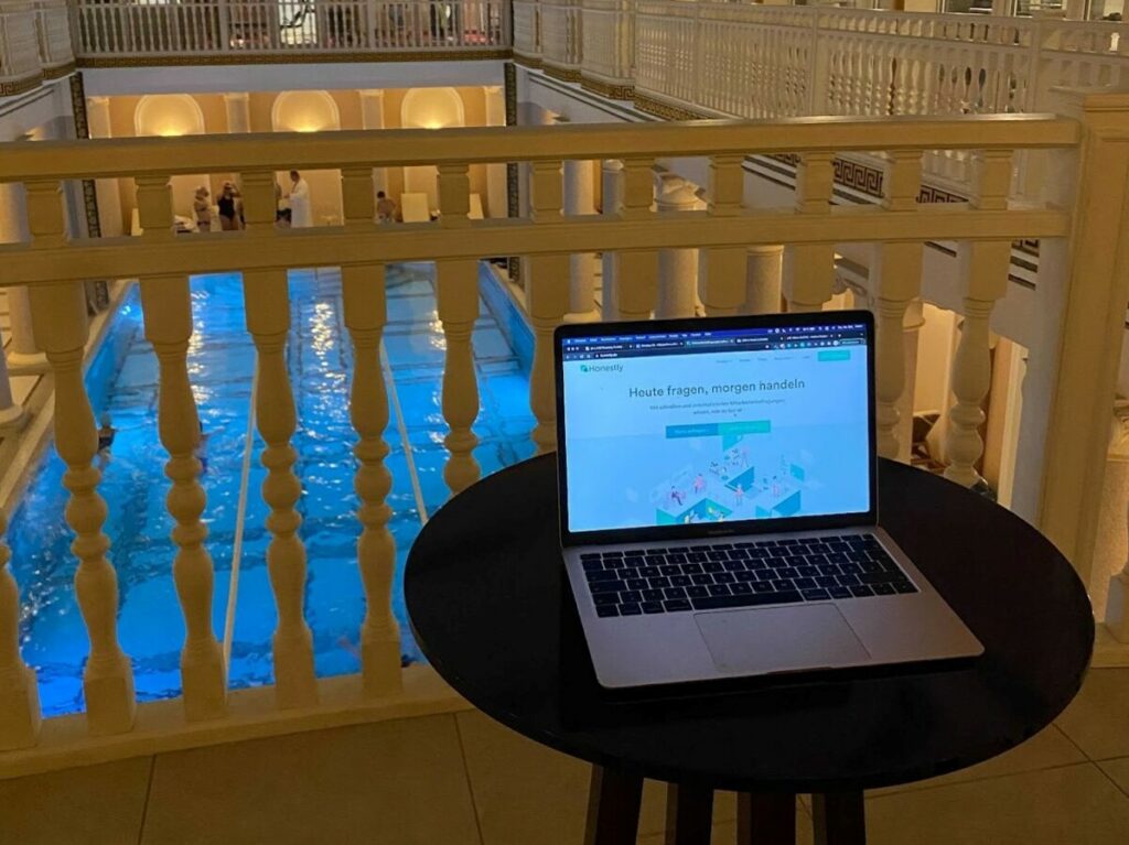 Laptop mit Unternehmenswebsite auf einem Tisch im Schwimmbad