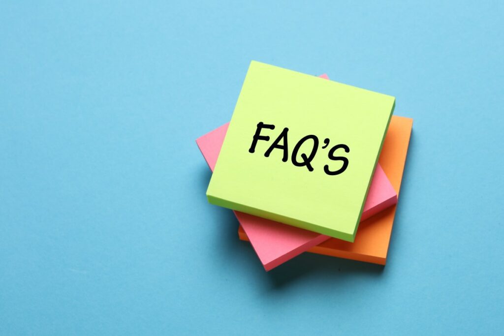 blauer Hintergrund, darauf orangene, pinke und leuchtend grüne Notizzettel - FAQ’s in schwarzen Buchstaben