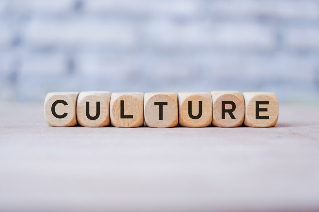 Würfel aus Holz mit schwarzen Buchstaben in einer Reihe angeordnet bilden das Wort Culture