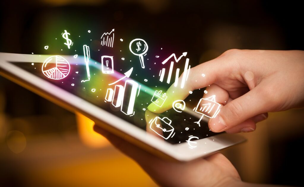 Smartphone als Zeichen der Digitalisierung, über de, verschiedene bunte Symbole und Diagramme schweben