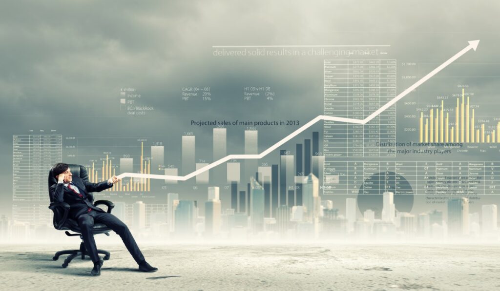 Mann in Anzug und Krawatte sitzt auf Bürostuhl, daneben Charts zum Unternehmenserfolg und ein steigender Graph