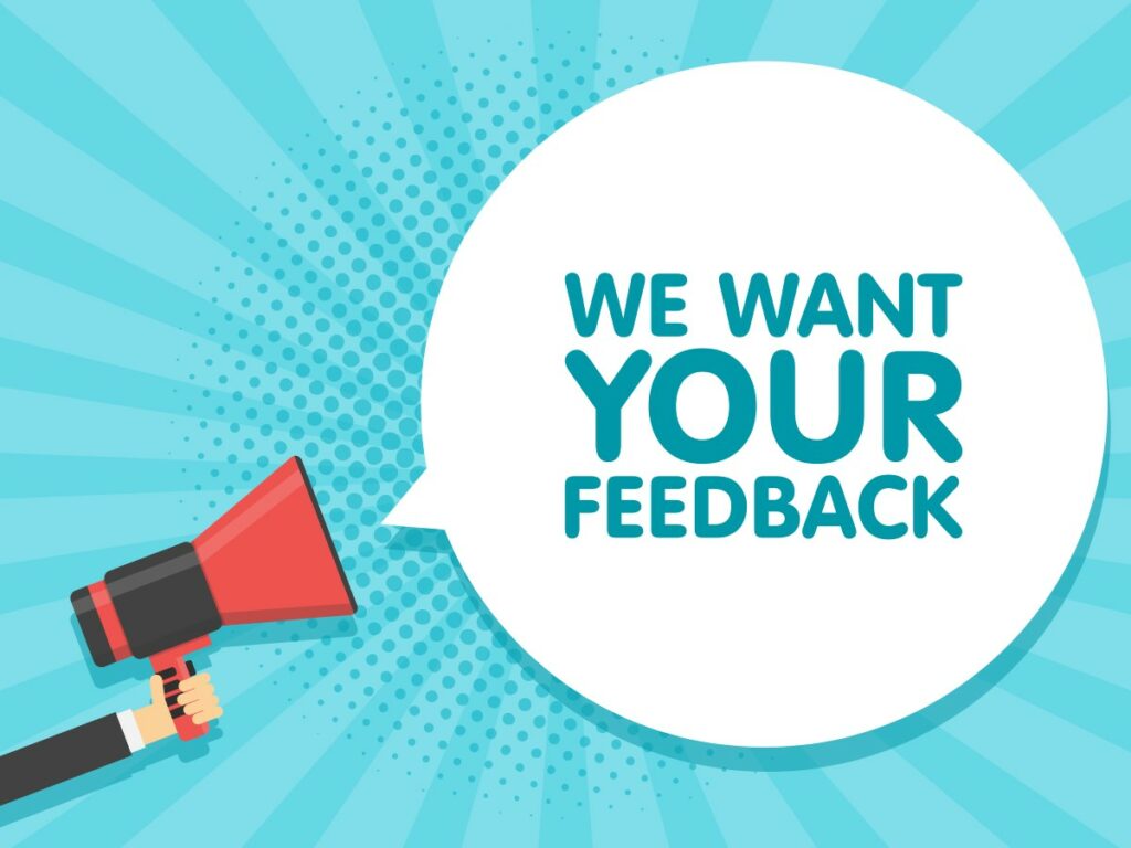 Rotes Megafon vor blauem Hintergrund - We Want Your Feedback in großen türkisenen Buchstaben