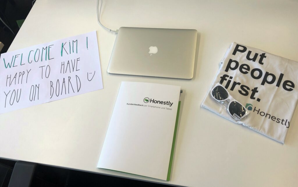 Verschiedene Goodies als Willkommensgeschenk für neue Mitarbeiter bei Honestly