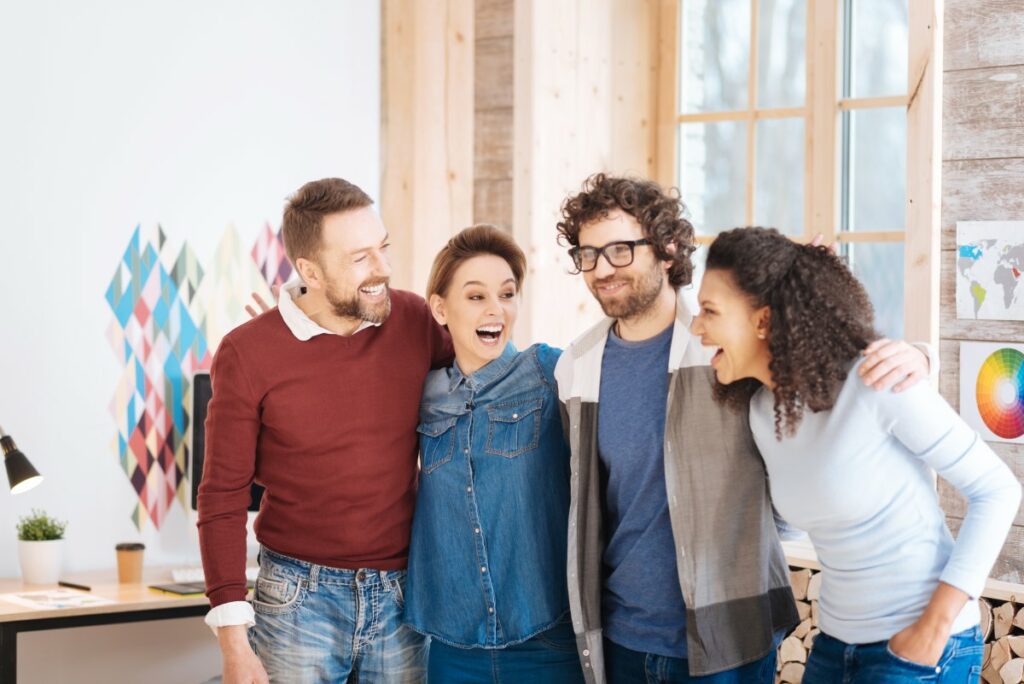 Gruppe motivierter Teamkollegen lacht gemeinsam